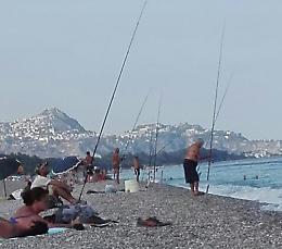 Fiumefreddo: bagnanti in spiaggia insieme ai pescatori