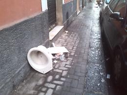 Catania: water abbandonato in Via Dalmazia