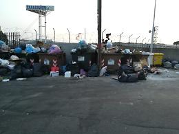 Catania: Via san Giuseppe la Rena vicino aeroporto. Discarica oltre i limiti famigliari