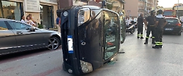 Si ribalta con l’auto in pieno centro, una donna resta ferita