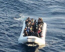 Lampedusa, gli sbarchi continuano senza sosta, arrivati 17 barconi con oltre 600 migranti