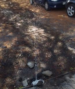 L'Acoset perde acqua: segnalo lo zampillo da un mese, ma senza risposte