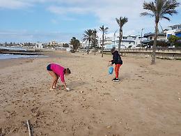 Marina di Ragusa: due giovani volontari insegnano agli altri le buone maniere