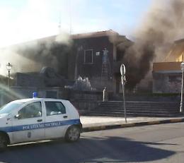 Aci Catena, un incendio devasta la caserma dei vigili urbani