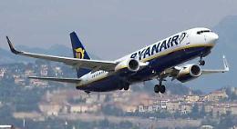 Ritardo volo Ryanair, passeggero protesta: «Non potrò votare»