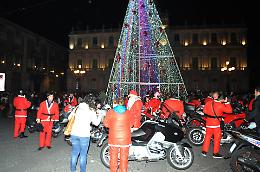 Catania, la sfilata dei Babbo Natale in moto