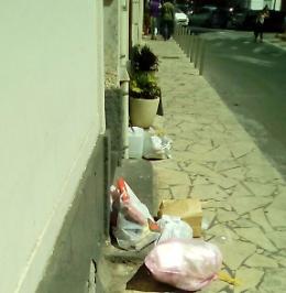 Catania, davanti al mio negozio in centro la spazzatura dei residenti  non ritirata dal Comune: questa è inciviltà