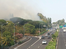 Incendio a San Gregorio, caos e paura ai caselli e nel centro abitato