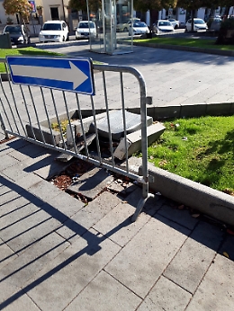 Trecastagni: portarifiuti in attesa di "resuscitare" in Piazza Marconi