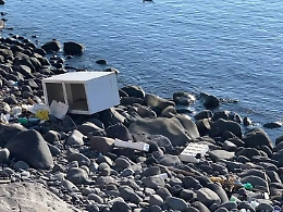 Torre Archirafi: rifiuti vicino al porticciolo