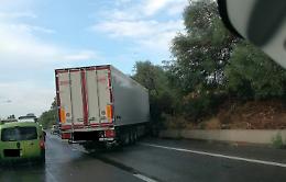 Tir sbanda e finisce di traverso sulla A18: traffico paralizzato tra Giarre e Acireale
