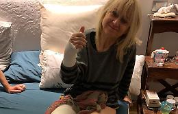 Luciana Littizzetto "vola" in strada e finisce con due ingessature