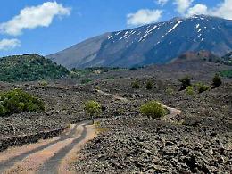 Andando per sentieri sull' Etna: ecco cosa si puo' fare fra trekking e pic nic