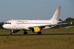 Volo Catania-Roma di Vueling in ritardo di otto ore: passeggeri esasperati in aeroporto
