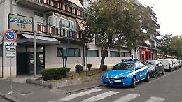Mentre fa jogging qualcuno sfonda il vetro della sua auto e le porta via la borsa