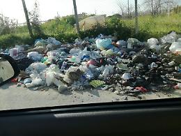 Spazzatura in mezzo alla strada a Marina di Acate
