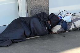 Arriva il freddo, Caritas dona ai clochards coperte e indumenti di lana