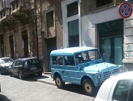 Auto sul marciapiede e segnaletica ignorata: ma i vigili dove sono?