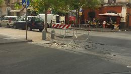 Catania, via Ventimiglia angolo via De Curtis: tombino divelto e transennato da mesi