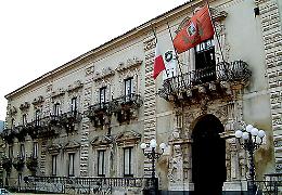 Acireale, assenteismo al Comune Blitz della Polizia: 3 arresti, 62 indagati