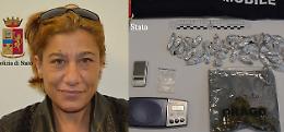 Torna a casa con la droga e trova la polizia che era lì per controllare il figlio ai domiciliari