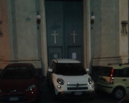 Catania, parcheggio selvaggio davanti la chiesa in piazza Maravigna
