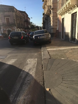 Catania: gli habitu&eacute; della sosta sul marciapiede