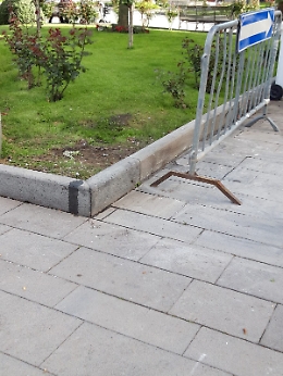 Trecastagni, Piazza Marconi: il portarifiuti invece di "resuscitare" è "morto"