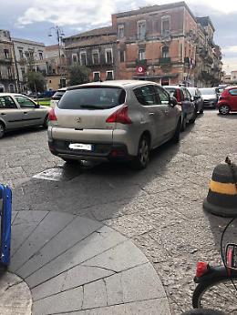 Catania: anarchia nella centralissima Piazza Cutelli