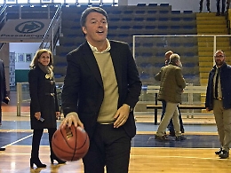 Ragusa, Renzi a canestro con la Passalaqua, ma dribbla la politica