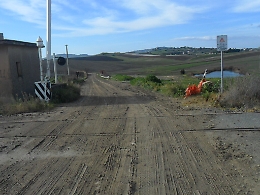 Camion danneggia strada con fango e detriti: individuato