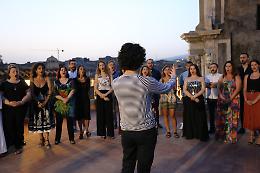 Il Coro Lirico Siciliano e il cast di "Tosca" cantano al tramonto sui tetti di Catania