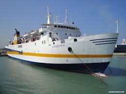 Lampedusa, il veliero Alex spostato da banchina: traghetto pu&ograve; entrare