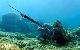 Giovane trafitto da una fiocina mentre faceva il bagno, caccia al sub “pirata”