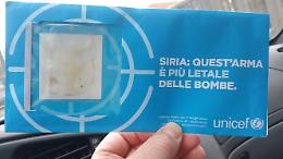 Ma come fanno a recapitarmi una lettera con del liquido dentro? Le Poste non dovrebbero permetterlo