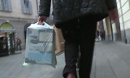 Polemica sui negozi aperti a Natale: «È contro tradizione»