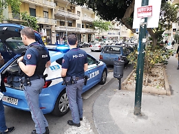 Senegalese si scaglia contro la Polizia: arrestato