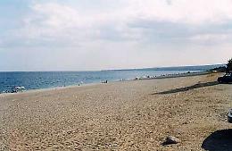 Omofobia a Mascali: “Sei gay nel mio lido non puoi entrare”