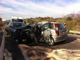 Paternò, scontro tra due auto Bilancio: un morto e un ferito