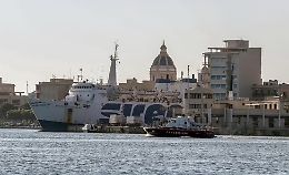Migranti, problemi a bordo della Diciotti? Nave tarda attracco nel porto di Trapani