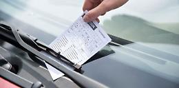 Sperona e aggredisce due vigilesse che lo avevano multato: arrestato