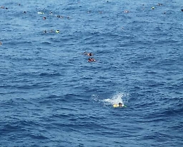 Un barcone con 40 persone disperso in mare: l'Sos lanciato da Alarm Phone