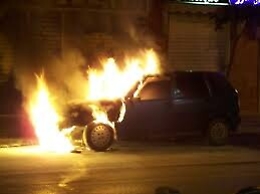 Medico torna al paese e gli bruciano l'auto