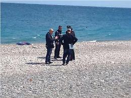 Cadavere di uomo in spiaggia Sul corpo un cobra tatuato