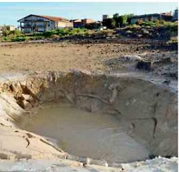 Le Salinelle  in piena attività  fuoriesce fango  da dieci bocche