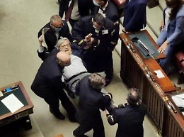 Sgarbi portato via di peso dalla Camera