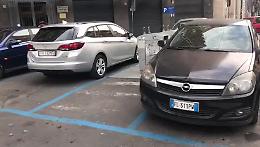 Cassonetti della differenziata sulle strisce blu in Largo dei Vespri