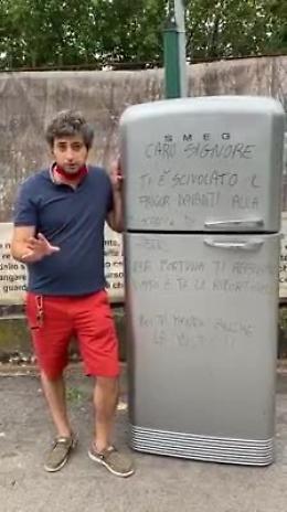 Cremona, lascia il frigo davanti la discarica e il sindaco glielo riporta a casa