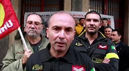 La protesta dei vigili del fuoco della Usb: «Meno medaglie e più mezzi»