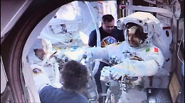 Luca Parmitano torna a rivedere le stelle: al via la seconda passeggiata spaziale
